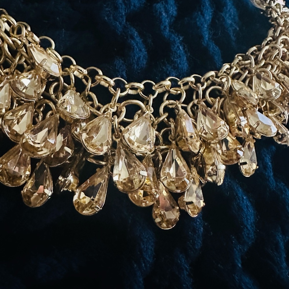 Gorgeous necklace all stoned up and ready to go. Stunning and simple